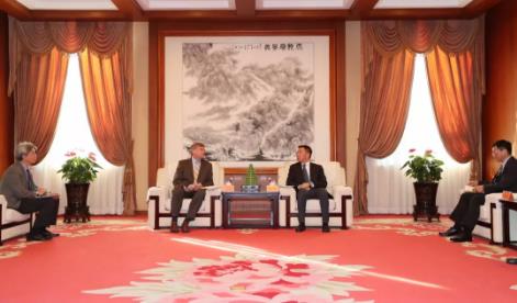 孫偉會見SBM公司戰略發展執行董事Bernard Van Leggelo